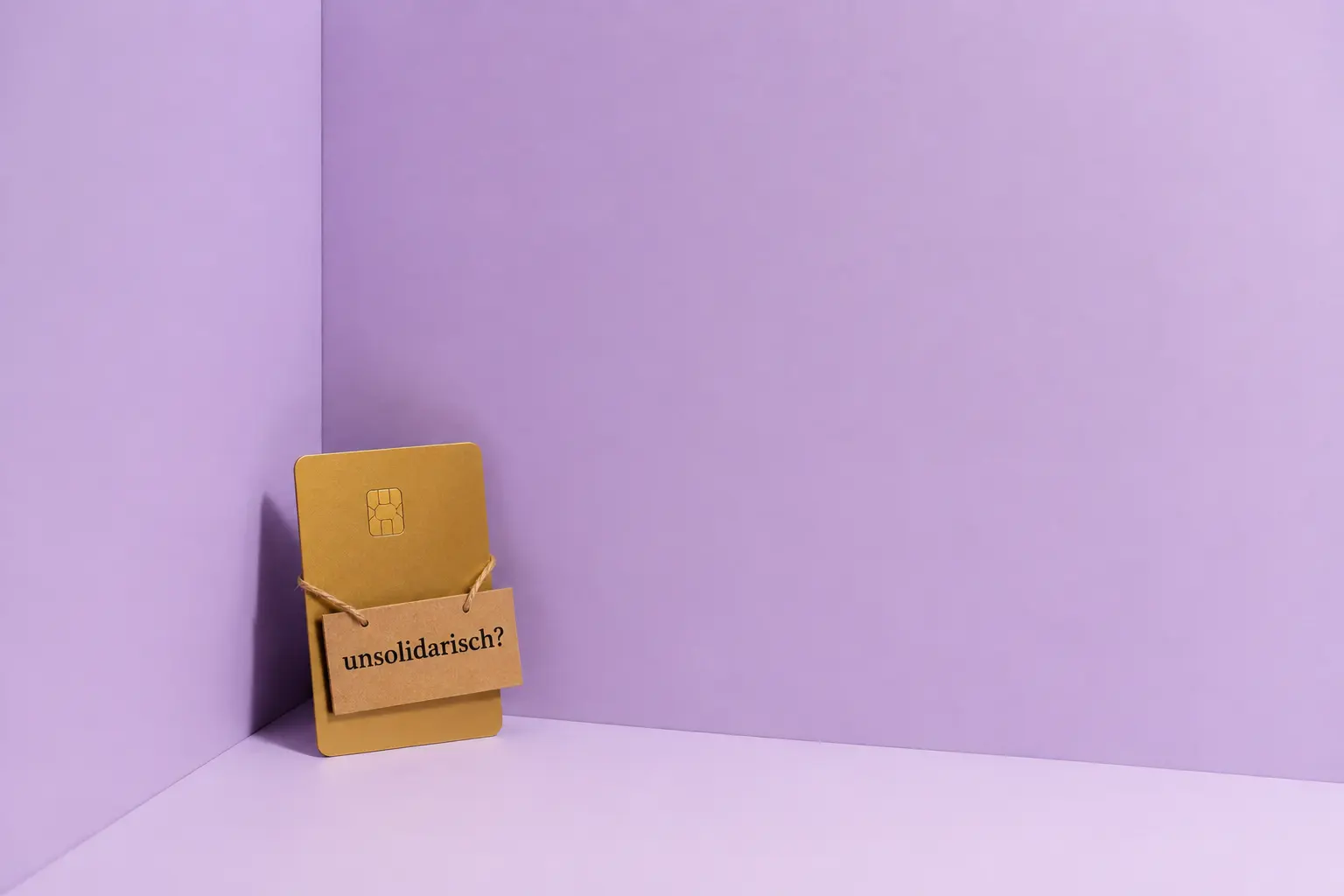 Das schlechte Gewissen der Privatversicherten, goldene Versichertenkarte steht mit einem Schild unsolidarisch in der Ecke
