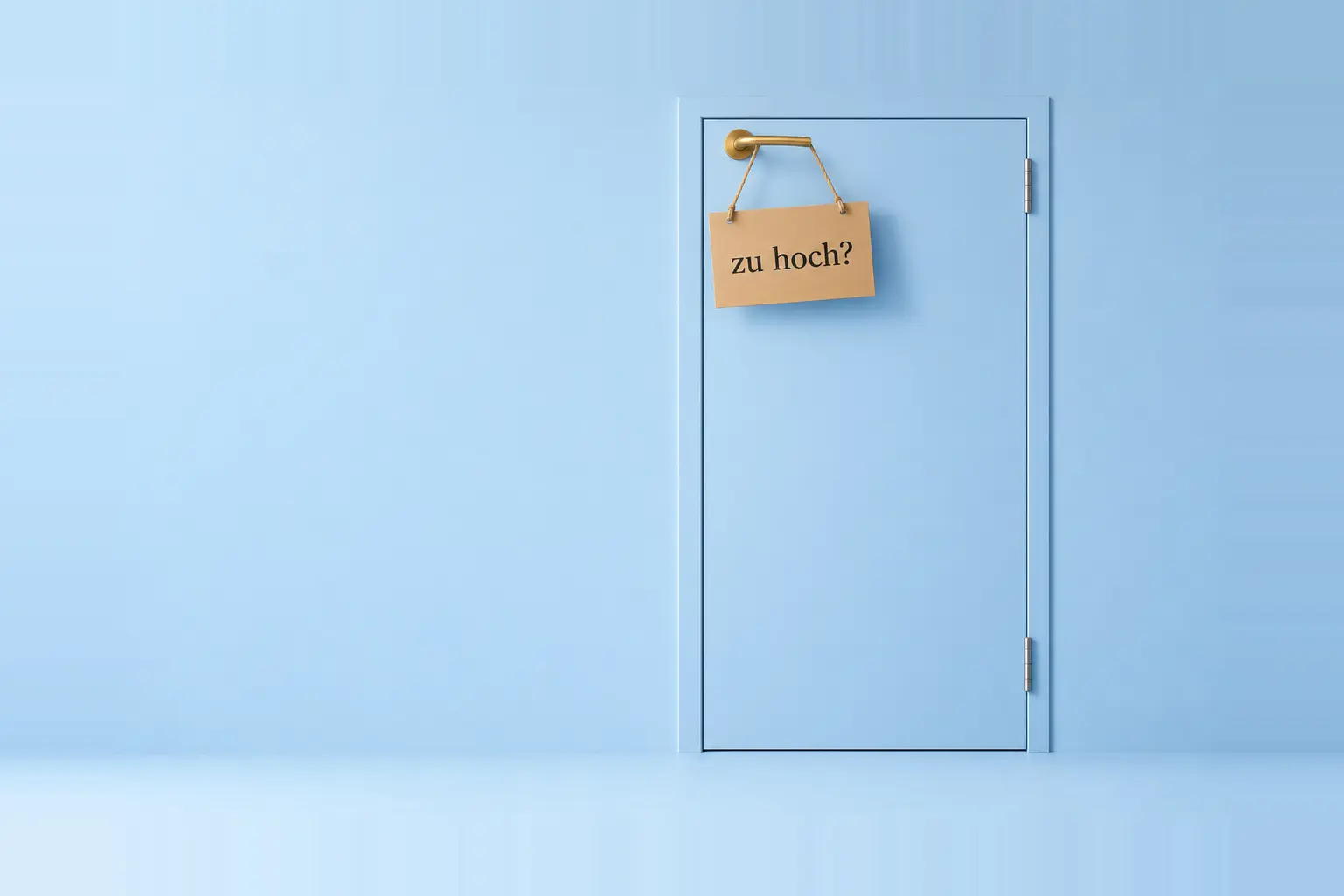 Versicherungspflichtgrenze 2027: goldene Türklinke, viel zu hoch an einer babyblauen Tür, mit einem Kraftpapier-Schild zu hoch